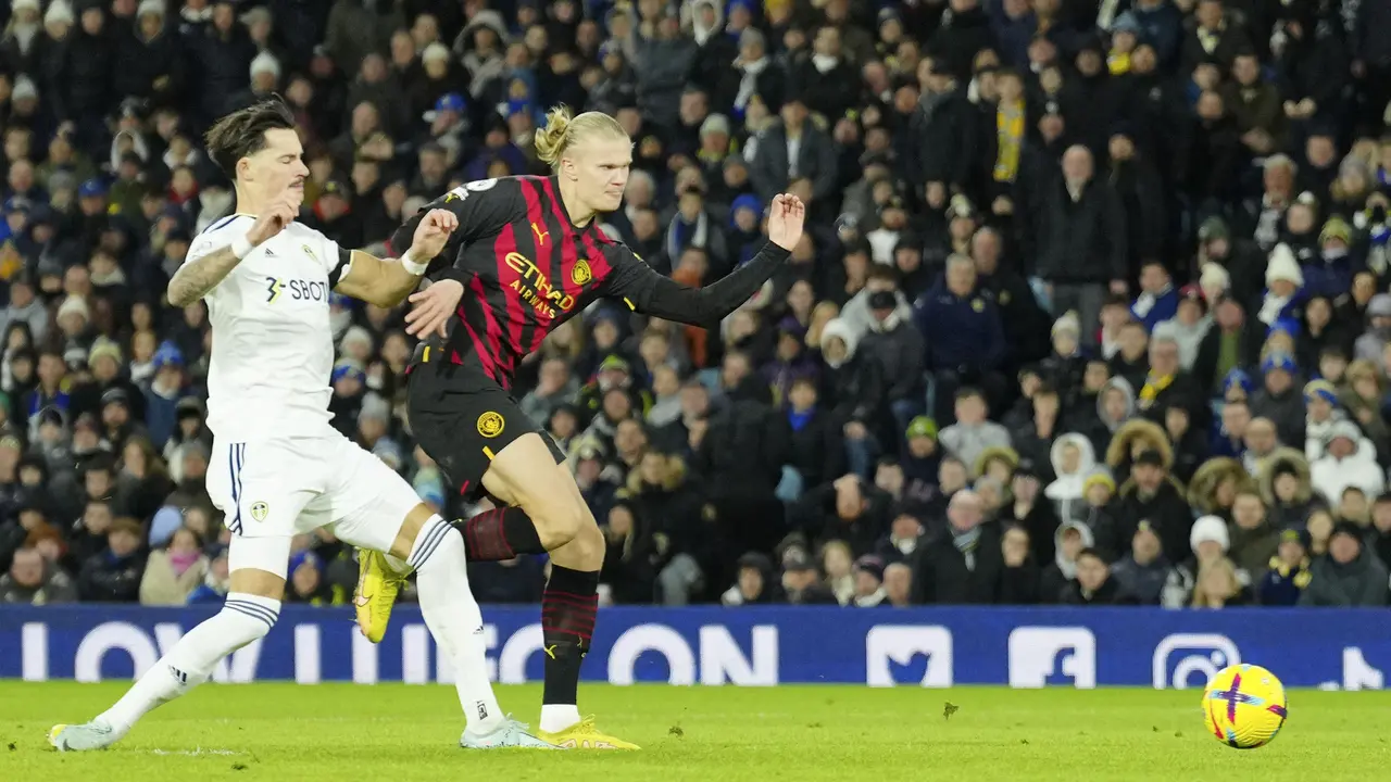 Foto: Erling Haaland Borong 2 Gol, Manchester City Masih Terlalu Tangguh Bagi Leeds United