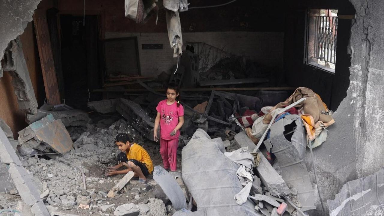 Dari operasi ini, Israel berhasil membebaskan empat warga yang selama ini disandera Hamas. Empat sandera itu adalah Noa Argamani (25), Almog Meir Jan (21), Andrey Kozlov (27), dan Shlomi Ziv (40). Foto: AFP<br>