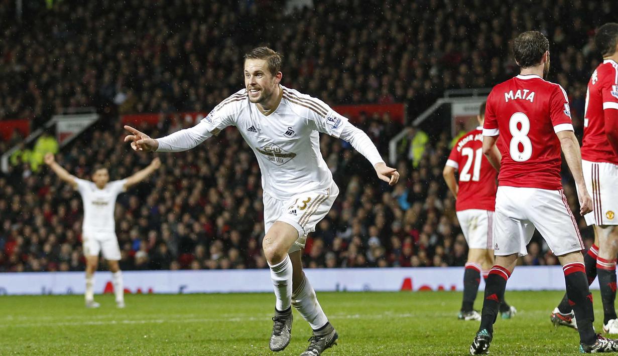 Pemain Swansea City, Gylfi Sigurdsson merayakan golnya ke gawang Manchester United pada lanjutan Liga Premier Inggris di Stadion Old Trafford, Sabtu (02/01/2016). Manchester United menang 2-1. (Reuters/Carl Recine)