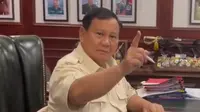 Capres Partai Gerindra Prabowo Subianto bikin heboh jagat maya setelah mengunggah video lembur kerja ditemani "Kamulah Satu-satunya" dari Dewa 19. (Foto: Dok. Instagram @prabowo)