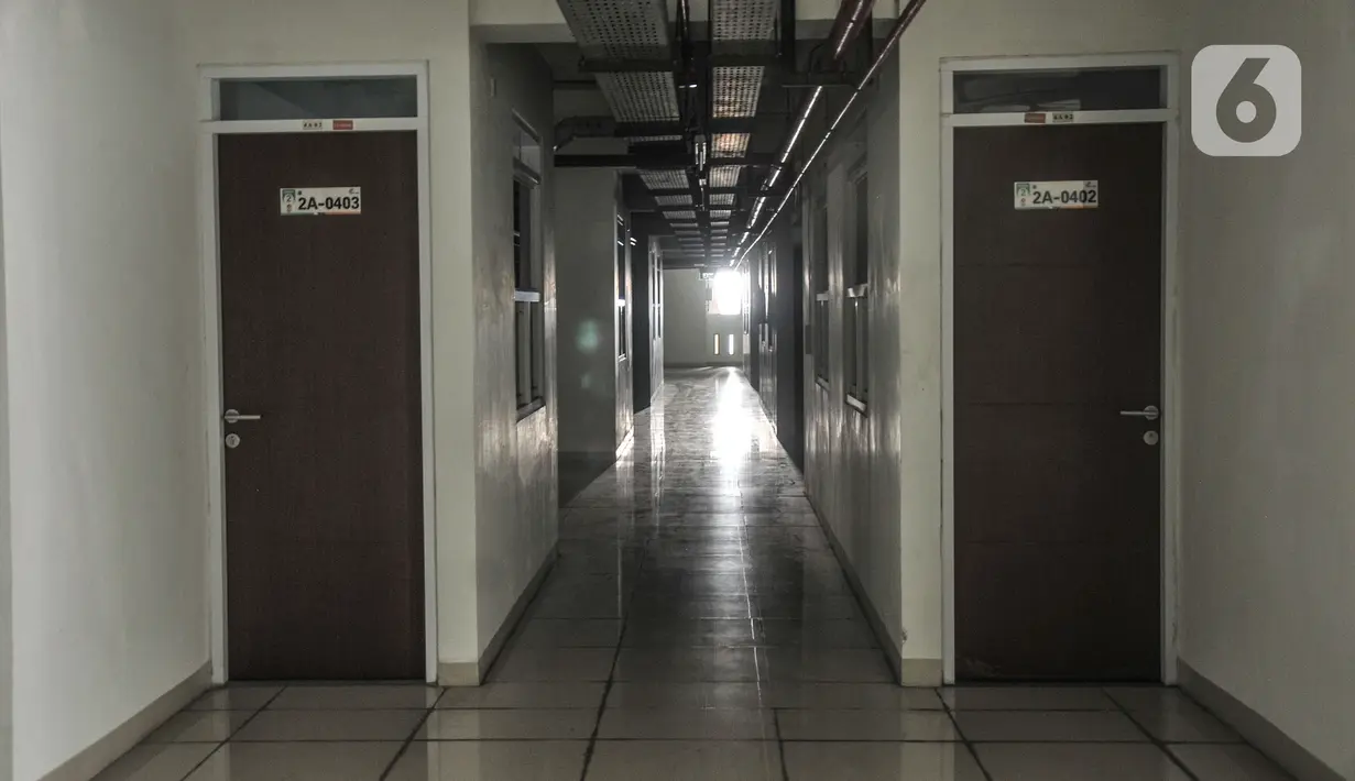 Lorong di salah satu tower Rusun Pasar Rumput, Manggarai, Jakarta, Senin (20/9/2021). Dengan mengusung konsep Mixed-use Development, Rusun Pasar Rumput diharapkan dapat menjadi hunian murah dan terjangkau di lokasi strategis. (merdeka.com/Iqbal S. Nugroho)