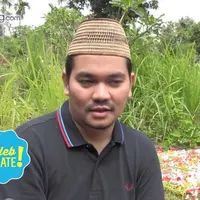 Indra Bekti memakamkan jenazah anak ketiganya satu liang kubur dengan makam orangtuanya.