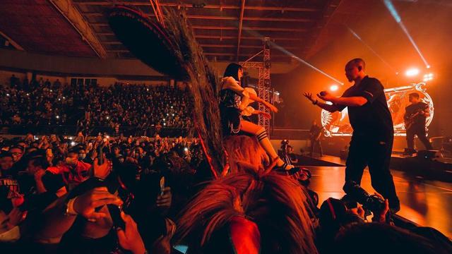 6 Momen Isyana Sarasvati Konser Naik Reog di Surabaya, Memukau Penonton