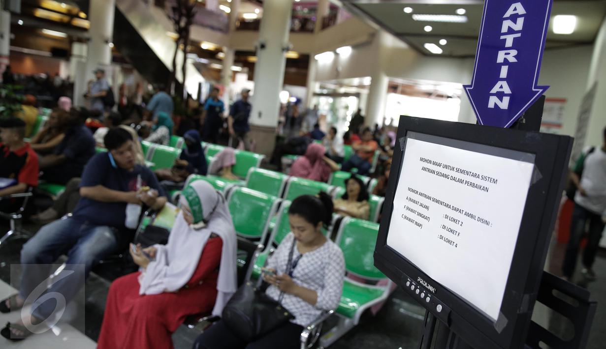 Sebuah tulisan pemberitahuan antrean dipampang di ruang antre RS Kanker Dharmais, Jakarta, Senin (15/5). Ransomware WannaCrypt atau Wannacry ini merupakan jenis virus malware komputer yang berkembang paling cepat. (Liputan6.com/Faizal Fanani)