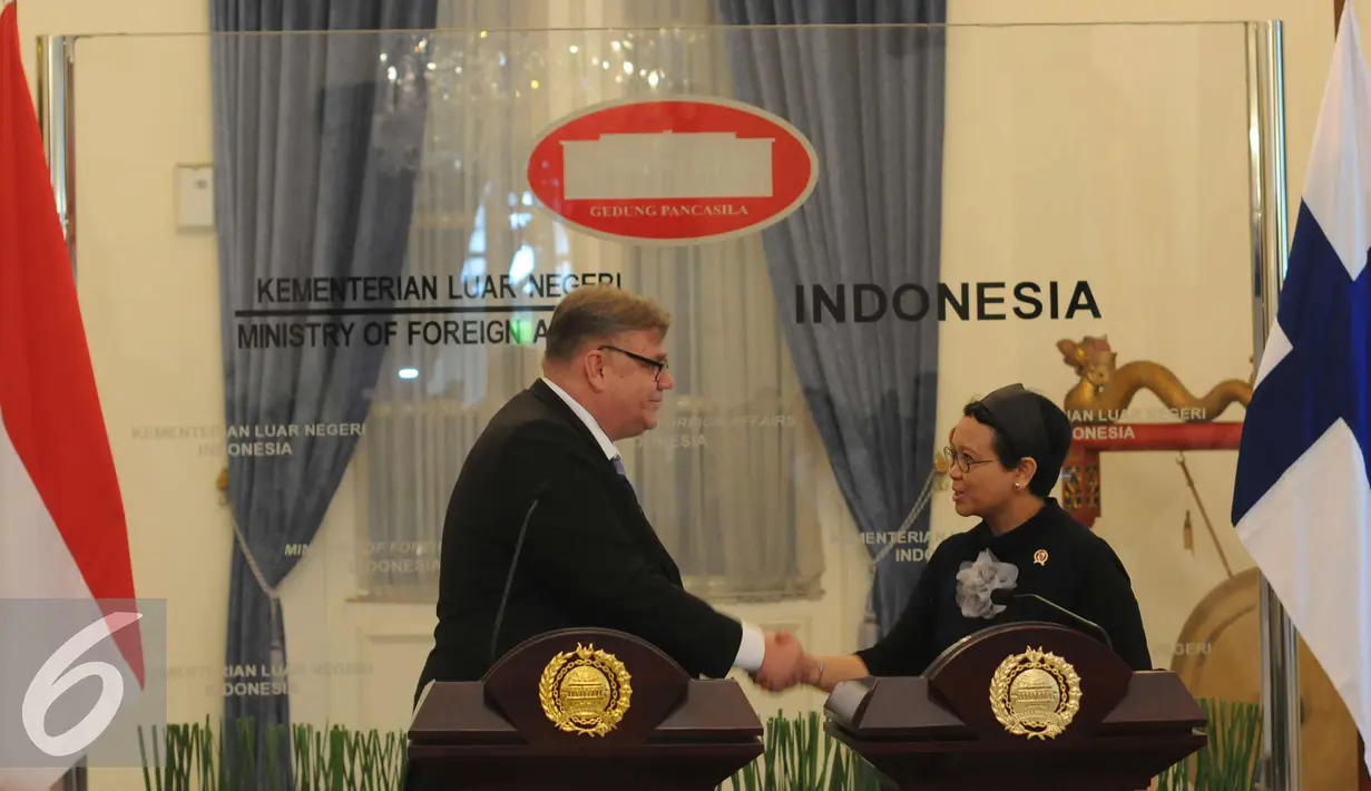 Menlu RI, Retno Marsudi (kanan) bersalaman dengan Menlu Finlandia, Timo Soini usai mengadakan pertemuan di Jakarta, Senin (2/11/2015). Pertemuan membahas rencana kedatangan Presiden Finlandia ke Indonesia. (Liputan6.com/Helmi Fithriansyah)