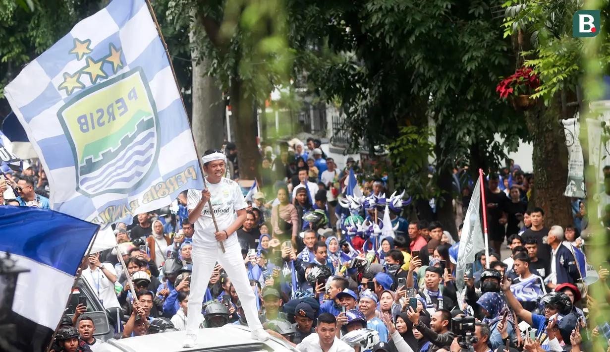 Persib Bandung berhasil menyabet gelar juara back to back Liga 1 secara beruntun, yakni musim 2023/2024 dan 2024/2025. (Bola.com/M Iqbal Ichsan)