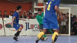 Pemain Timnas Futsal Indonesia, Ardiansyah Runtuboy (tengah) mencoba melewati pemain Antam FC pada laga uji coba di Tifosi Sport Center, Jakarta Timur, (13/1/2017). Timnas Futsal menang 5-2. (Bola.com/Nicklas Hanoatubun)
