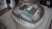 Maket Jakarta International Stadium terlihat di kawasan Taman BMW, Sunter, Jakarta Utara, Kamis (14/3). Jakarta International Stadium ditargetkan akan selesai pada tahun 2021 mendatang dengan kapasitas sekitar 82.000 orang. (Liputan6.com/Herman Zakharia)