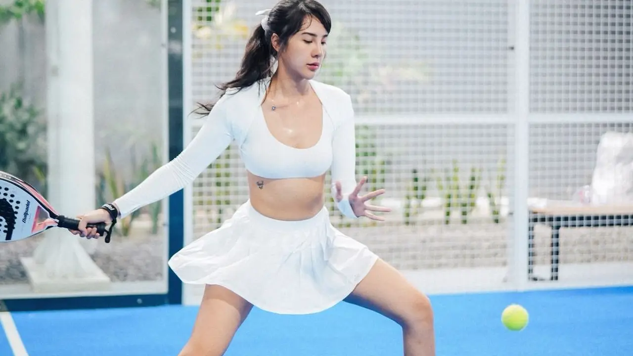 8 Gaya Sporty Anya Geraldine Jadi Padel Princess dengan Outfit White on White, Tetap Dipuji Cantik Meski Poni Lepek