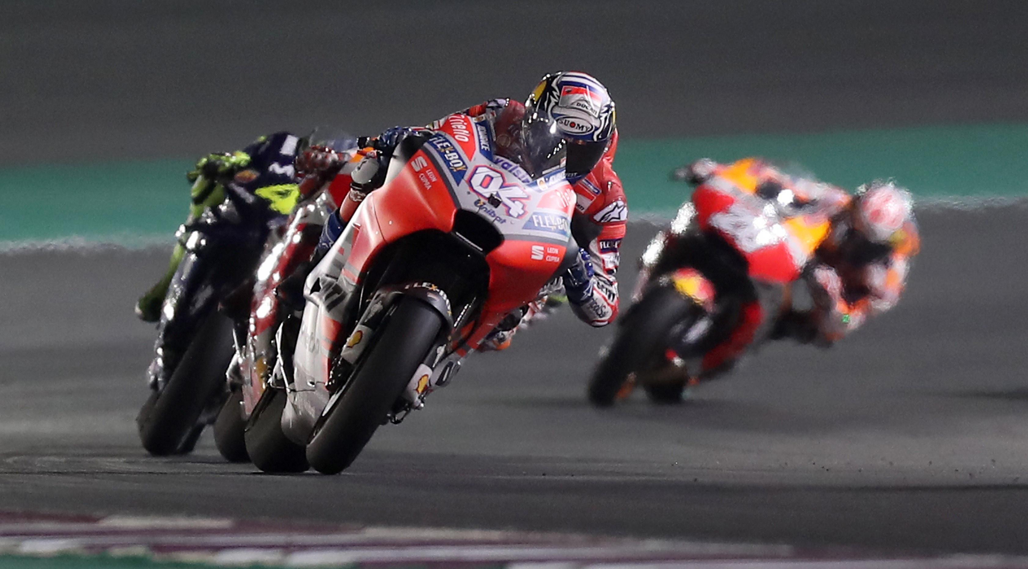 Pembalap Ducati Andrea Dovizioso memimpin balapan MotoGP Qatar 2018 di Sirkuit Internasional Losail (18/3). Andrea Dovizioso sukses memenangi seri pembuka MotoGP 2018 di Qatar. (AFP Photo/Karim Jaafar)