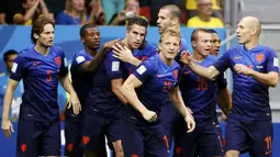 Pemain Timnas Belanda merayakan gol yang dicetak Robin van Persie (tengah) saat berlaga kontra Brasil di laga perebutan tempat ketiga Piala Dunia 2014 di Stadion Nasional Brasilia, (13/7/2014). (REUTERS/Jorge Silva) 