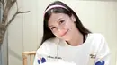 Pamer senyuman manis, kebahagiaan terpancar jelas di wajah Sharena Delon. Awet muda, netizen sebut jika Sharena masih seperti gadis usia 21 tahun. Ketika rayakan ulang tahun di rumah, Sharena tampil simpel dengan kaus oversized warna putih dan celana pendek, tak heran jika ibu dua anak ini disebut seperti ABG. Rambutnya dibiarkan digerai, kemudian dipercantik dengan bando pink. (Liputan6.com/IG/@mrssharena)