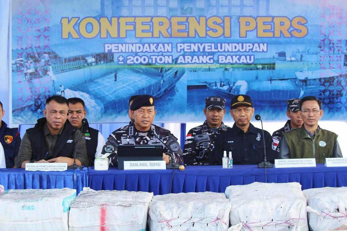 FOTO: TNI AL Gagalkan Penyelundupan 200 Ton Arang Bakau di Perairan Meranti