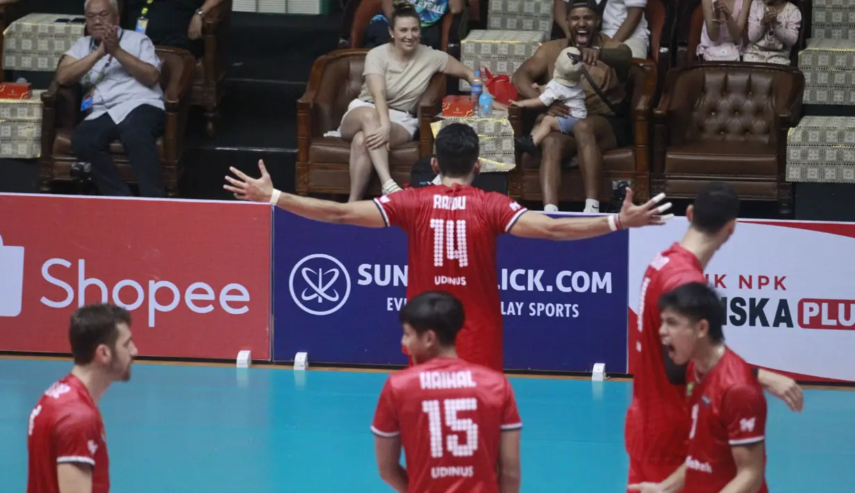 <p>Selebrasi para pemain Kudus Sukun Badak, I Putu Randu (tengah) dkk setelah mencetak angka saat menghadapi Jakarta LavAni Allo Bank Electric pada laga seri keempat putaran pertama PLN Mobile Proliga 2024 di GOR Tri Dharma Petrokimia, Gresik, Jawa Timur, Jumat (17/5/2024). Kudus Sukun Badak kalah 1-3 (29-31, 23-25, 27-25 dan 13-25). (Dok. PBVSI)</p>