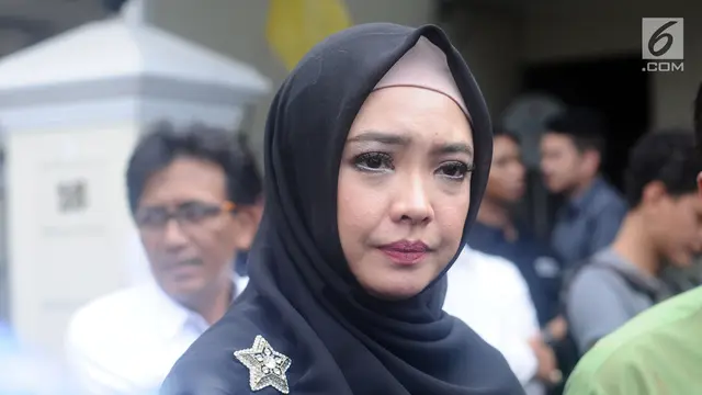 Ekspresi Kesedihan Artis dan Politisi di Rumah Duka Sys NS