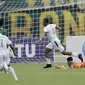 Striker PSMS, Sadney Urikhob, melakukan selebrasi usai mencetak gol ke gawang Persebaya pada laga perempat final Piala Presiden di Stadion Manahan, Solo, Sabtu, (3/2/2018). Skor babak pertama PSMS unggul 2-1 atas Persebaya. (Bola.com/M Iqbal Ichsan)