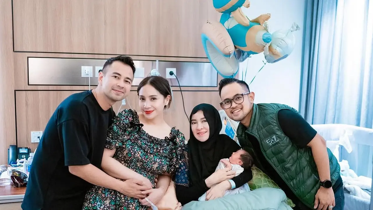 Pesona Anggun Nagita Slavina dengan Floral Dress saat Jenguk Shandy Purnamasari yang Baru Saja Melahirkan Anak Laki-laki