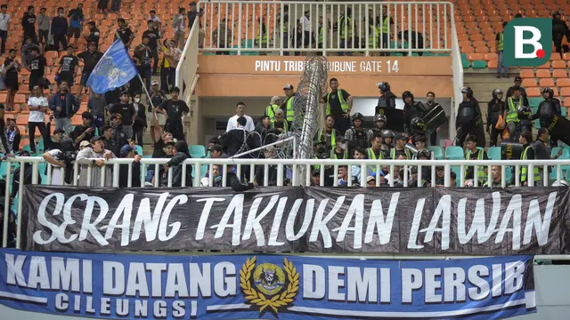 Foto: Laga Persib Vs Persis Sempat Dihentikan Akibat Bentrok Antar Suporter