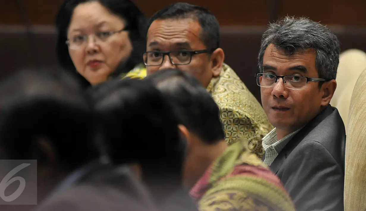 Ketua Ombudsman RI, Danang Girindrawardana (tengah) saat mengikuti Rapat Dengar Pendapat dengan Komisi II DPR RI, Jakarta, Rabu (13/1/2015). Rapat membahas kinerja Ombudsman tahun 2015. (Liputan6.com/Johan Tallo)