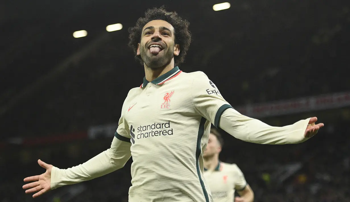 Tiga dari lima gol Liverpool ke gawang Manchester United pada pekan lalu (24/10/2021), membawa Mohamed Salah tercatat sebagai pencetak hattrick terbaru di Liga Inggris musim ini. Selain itu, ia juga berhasil menjadi pemain kedua Liverpool yang mampu melakukan trigol di Old Trafford. (AFP/Oli Scarff)