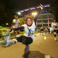 Kamu yang tengah tergila-gila bermain sepatu roda, di Jakarta ada komunitas pencinta sepatu roda yang bernama Sunset Roller Date. (Fimela.com/Bambang E.Ros)