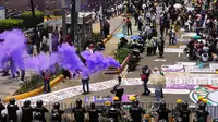 Upacara pembukaan Piala Dunia 2026 yang berlangsung di Stadion Azteca, Mexico City, Kamis (11/6/2026) waktu setempat, diwarnai bentrokan antara demonstran dengan pihak kepolisian di luar stadion. (AP Photo/Alejandro Cegarra)