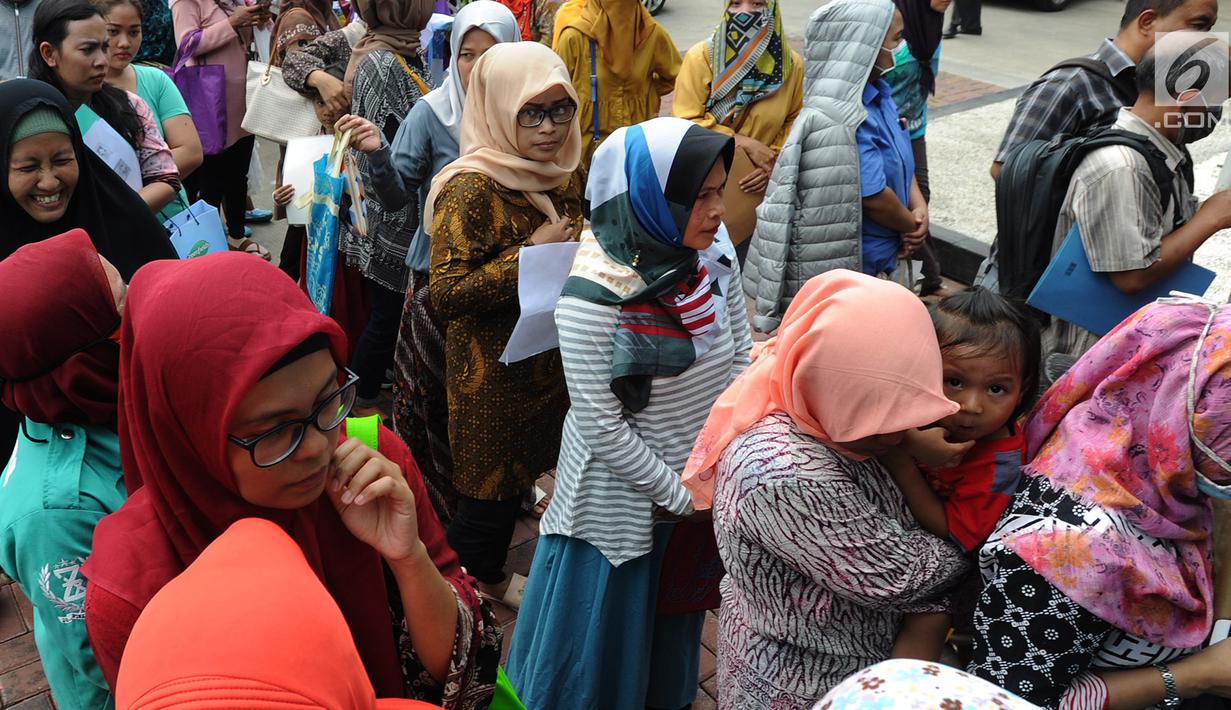 Para ibu mengantre untuk mengurus pembuatan Kartu Identitas Anak (KIA) yang digelar Disdukcapik Kota Depok di Kantor Kecamatan Cinere, Depok, Jawa barat, Rabu (2/10/2019). Ratusan emak-emak menyerbu pelayanan gratis ini sebagai syarat administrasi anak masuk tahun ajaran baru. (merdeka.com/Arie Basu