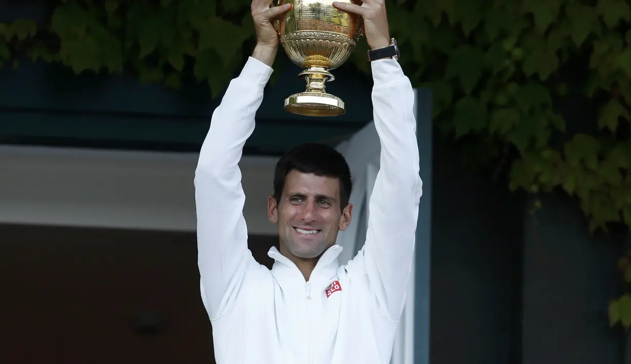 Novak Djokovic keluar sebagai juara Wimbledon 2014 setelah menumbangkan Roger Federer di final klasik, 6-7(7), 6-4, 7-6(4), 5-7, 6-4, London, Minggu (6/7/14). (REUTERS/Suzanne Plunkett)