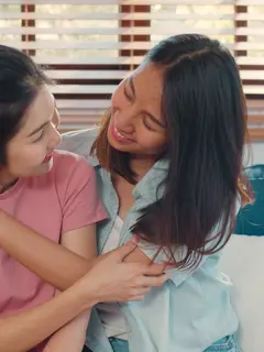 Ritual hug & gratitude merupakan sentuhan hangat yang diberikan dengan sadar mampu menciptakan rasa aman dan nyaman. Ketika dipadukan dengan ungkapan terima kasih yang tulus, momen tersebut menjadi lebih bermakna. (foto/dok: freepik/tirachardz)