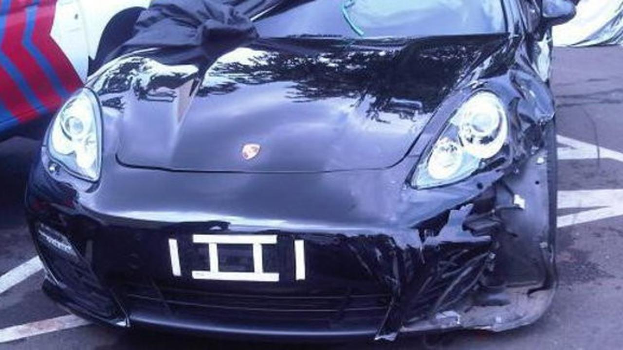 Porsche Panamera vs Daihatsu Sirion