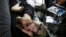 Seorang wanita saat ditato dibagian kakinya dalam Festival Internasional Tattoo Week Rio 2016 ketiga di Rio de Janeiro, Brasil, (22/1/2016). (REUTERS/Pilar Olivares)