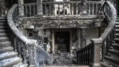 Pemandangan di dalam teater Mariupol yang rusak selama pertempuran di Mariupol, di wilayah di bawah pemerintahan Republik Rakyat Donetsk, Ukraina timur, Senin, 4 April 2022. Gedung teater Mariupol dikabarkan dihantam oleh Rusia dengan bom  pada 16 Maret 2022 lalu. (AP Photo/Alexei Alexandrov)