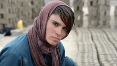 Foto pada 11 Maret 2018 memperlihatkan perempuan Afghanistan, Sitara Wafadar (18) yang menyamar sebagai laki-laki saat bekerja di pabrik batu bata di Provinsi Nangarhar. Sitara merindukan rambut panjang seperti gadis-gadis lain. (NOORULLAH SHIRZADA/AFP)