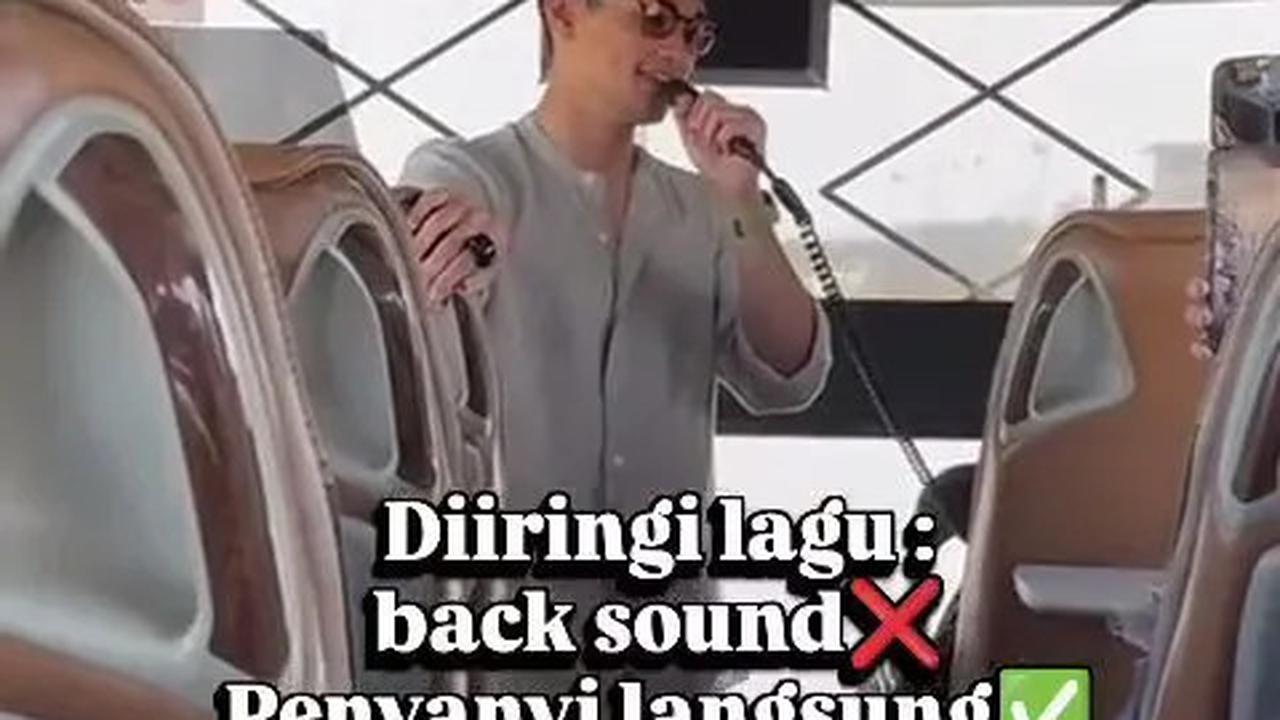 8 Potret Afgan Diminta Nyanyi Lagu Religi Bareng Jemaah Haji, Suara Tetap Merdu meski Pakai Mic Bus