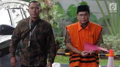Wakil Ketua DPR Bidang Keuangan dari Fraksi Partai Amanat Nasional (PAN) nonaktif Taufik Kurniawan memakai rompi tahanan dikawal petugas akan menjalani pemeriksaan lanjutan di Gedung KPK, Jakarta, Jumat (1/2). (Merdeka.com/Dwi Narwoko)