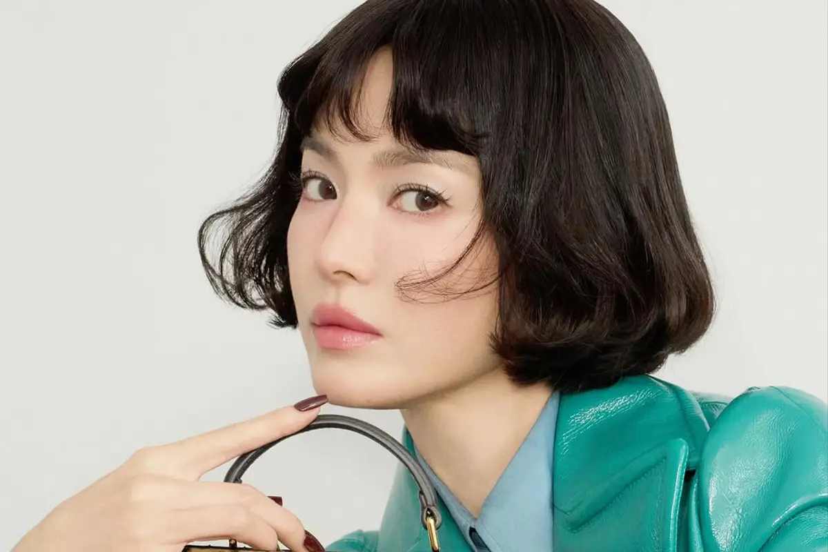 Gaya Playful Song Hye-kyo di Kampanye Terbaru FENDI Peekaboo