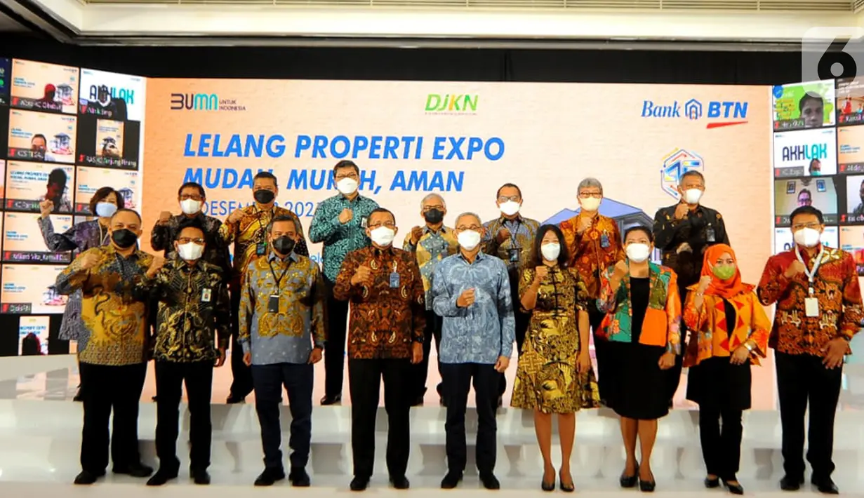 Jajaran Direksi dan Staf Bank BTN foto bersama di sela-sela BTN Lelang Properti Expo 2021 di di Menara BTN, Jakarta, Selasa (7/12/2021). Bank BTN mengerahkan 25 kantor cabang perseroan untuk memasarkan hampir 250 unit hunian menggunakan skema lelang kepada para investor. (Liputan6.com/HO/BTN)