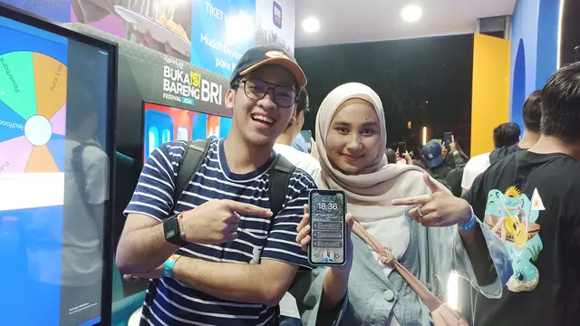 Pengunjung yang mendapatkan cashback setelah menggunakan BRImo