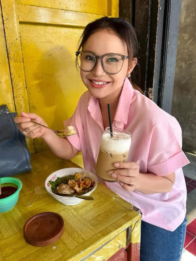 Penampilan Rossa saat jajan di kaki lima tampak sederhana