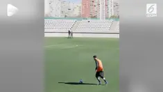 Lionel Messi tak terduga memperlihatkan kemampuannya melakukan nutmeg atau 'ngolongin' jurnalis yang sedang siaran langsung.