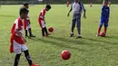 Anak-anak usia di bawah 12 tahun dari Imran Soccer Academy sedang berlatih di bawah asuhan pelatih. (Bolacom/Arief Bagus)