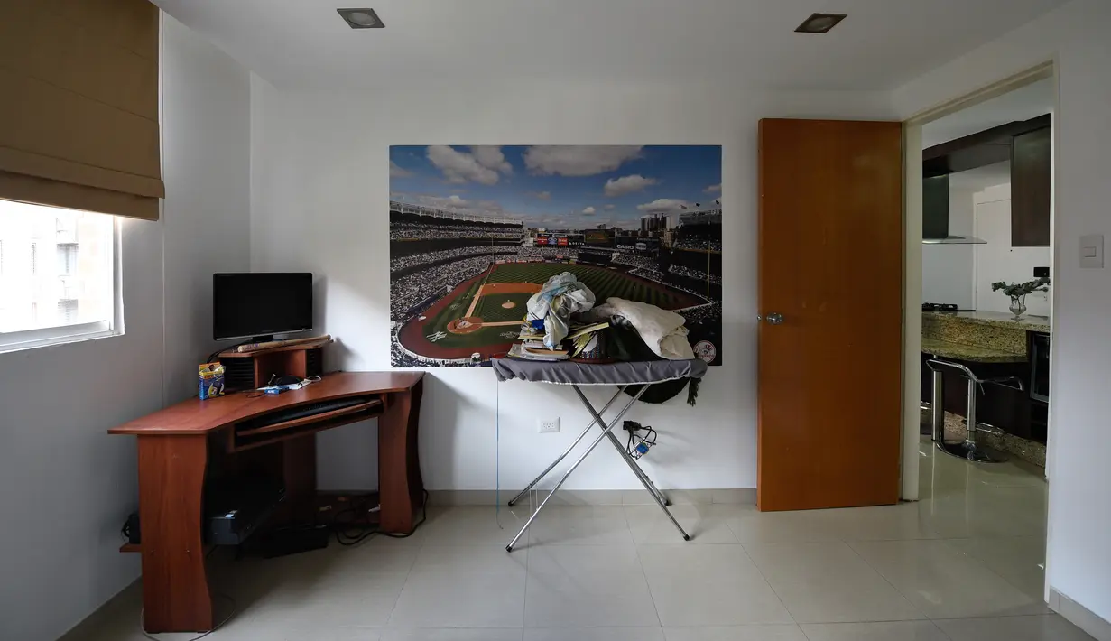 Pemandangan kamar di sebuah apartemen yang dibiarkan kosong di Caracas, Venezuela pada 4 September 2018. Krisis ekonomi membuat tempat bangunan-bangunan ditinggalkan pemiliknya dan beberapa bahkan tak berpenghuni. (AFP / Federico PARRA)
