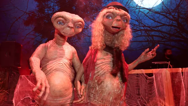 Heidi Klum dan suaminya Tom Kaulitz sama-sama berdandan seperti E.T. untuk Halloween 2024