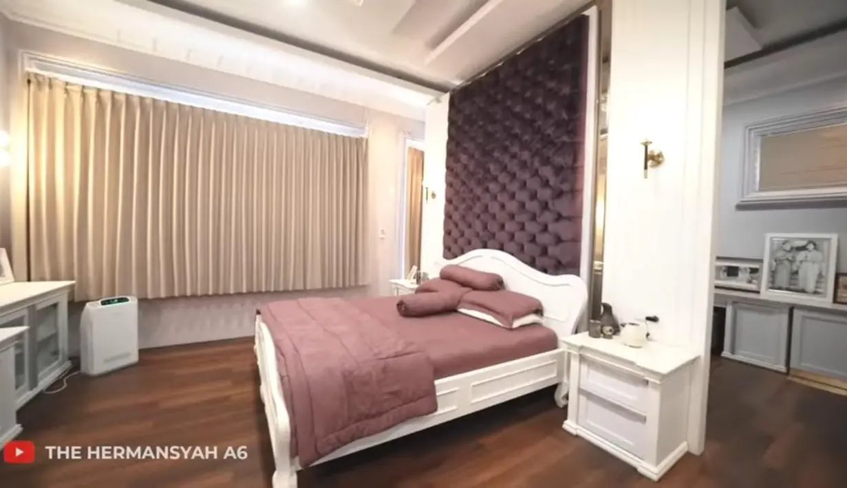 Di balik tembok penyekat terdapat kasur Aurel yang sangat besar dengan seprei berwarna ungu [YouTube/The Hermansyah A6]
