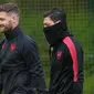 Pemain Arsenal, Sead Kolasinac (kiri), Shkodran Mustafi (tengah) dan Mesut Ozil bersiap mengikuti latihan di London Colney, Inggris (2/5). Pada leg pertama Atletico Madrid bermain imbang 1-1 atas Arsenal di Emirates Stadium. (AFP Photo/Dennis Adrian)