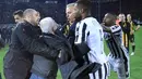 Presiden PAOK Ivan Savvidis memaki salah satu ofisial laga saat Liga Super Yunani kontra AEK Athens di Stadion Toumbas, Minggu (11/3). Ivan Savvidis memasuki lapangan dengan membawa senjata di pinggangnya. (InTime Sports via AP)