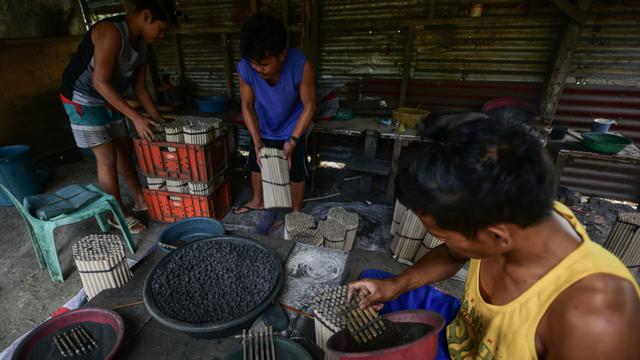 Mengintip Pembuatan Petasan Tahun Baru di Filipina