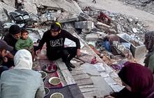 FOTO: Potret Kesedihan Warga Palestina di Gaza Buka Puasa di Reruntuhan Rumahnya yang Dibom Israel