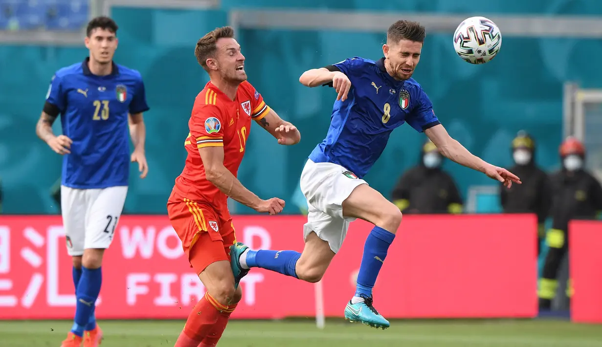 Gelandang bertahan Italia, Jorginho (8) merupakan pemain penting skuat Gli Azzurri. Ia tercatat telah menorehkan penampilan sebanyak tujuh kali dengan waktu bermain 705 menit. Dirinya juga menjadi pemain penentu kala Italia menghadapi Spanyol di semifinal. (Foto: AFP/Pool/Alberto Lingria)