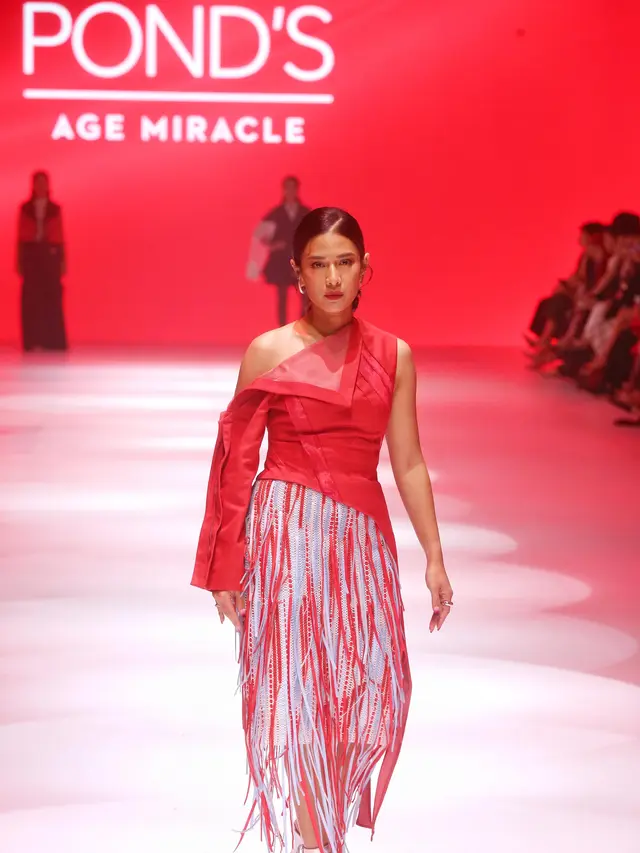 6 Pesona Perempuan 30 Tahun Ke-atas Dian Sastrowardoyo hingga Adinia Wirasti Jadi Model Miracle Runway di JFW 2025